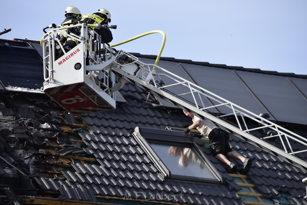 Feuer 2 Dachstuhl Koeln Dellbrueck Von der Leyen Str P043.JPG - Miklos Laubert